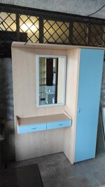 mobile-ingresso-con-armadio-e-specchiera-celeste-e-legno-chiaro-salvaspazio