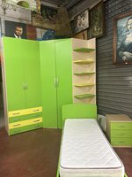 camera-con-armadio-ad-angolo-con-libreria-letto