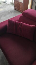 divano-2-posti-moderno-color-bordo-comfort-e-stile-contemporaneo