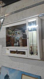 elegante-mobiletto-pensile-da-bagno-con-specchiera-e-vetrina-bianco-moderno