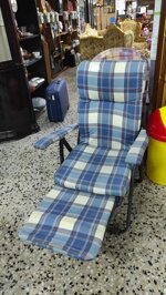 poltrona-sdraio-pieghevole-imbottita-con-fantasia-a-quadri-blu-relax-e-funzionalita