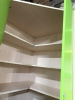 camera-con-armadio-ad-angolo-con-libreria-letto