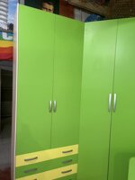 camera-con-armadio-ad-angolo-con-libreria-letto