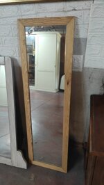 specchio-rettangolare-moderno-con-cornice-in-legno-naturale