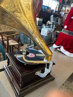 grammofono-his-masters-voice-con-grande-tromba-in-ottone-stile-vintage-a-manovella