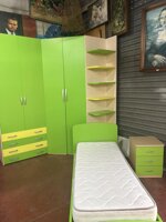 camera-con-armadio-ad-angolo-con-libreria-letto