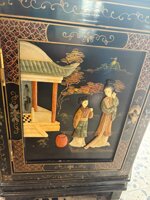 rara-vetrina-orientale-a-pagoda-in-lacca-nera-stile-cineseria-con-decori-in-rilievo-e-illuminazione-integrata