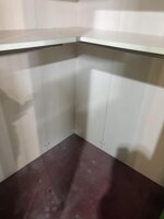 camera-con-armadio-ad-angolo-con-libreria-letto