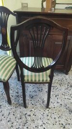 coppia-di-sedie-a-scudo-in-legno-intagliato-e-tessuto-a-righe-stile-classico-rivisitato