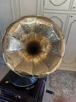 grammofono-his-masters-voice-con-grande-tromba-in-ottone-stile-vintage-a-manovella