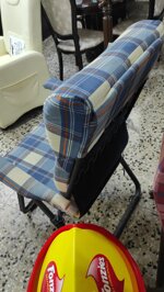 poltrona-sdraio-pieghevole-imbottita-con-fantasia-a-quadri-blu-relax-e-funzionalita