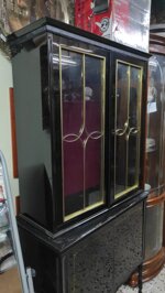 elegante-vetrina-biedermeier-a-due-corpi-nero-laccato-e-interno-in-velluto-porpora