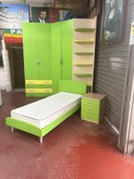 camera-con-armadio-ad-angolo-con-libreria-letto