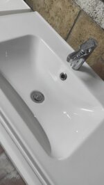 mobile-bagno-moderno-bianco-con-lavabo-in-ceramica