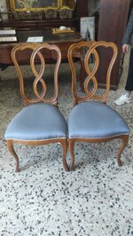 coppia-di-sedie-medaglione-in-legno-eleganza-classica-per-studio-o-sala