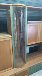 parete-attrezzata-moderna-retro-in-legno-caldo-con-vetrine-curve-e-dettagli-verde-oliva