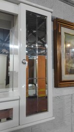 elegante-mobiletto-pensile-da-bagno-con-specchiera-e-vetrina-bianco-moderno