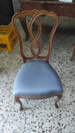 coppia-di-sedie-medaglione-in-legno-eleganza-classica-per-studio-o-sala