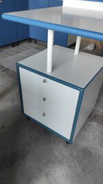 scrivania-ufficio-moderna-bianca-e-blu-piano-sospeso-con-cassettiere