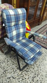 poltrona-sdraio-pieghevole-imbottita-con-fantasia-a-quadri-blu-relax-e-funzionalita