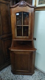 angoliera-classica-in-legno-massiccio-con-vetrina-stile-rusticoarte-povera