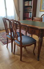 coppia-di-sedie-medaglione-in-legno-eleganza-classica-per-studio-o-sala