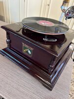 grammofono-his-masters-voice-con-grande-tromba-in-ottone-stile-vintage-a-manovella