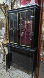 elegante-vetrina-biedermeier-a-due-corpi-nero-laccato-e-interno-in-velluto-porpora