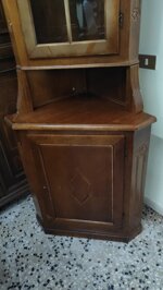 angoliera-classica-in-legno-massiccio-con-vetrina-stile-rusticoarte-povera