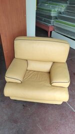 set-divano-3-posti-e-poltrona-in-pelle-giallo-ocra-design-comfort