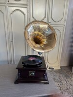 grammofono-his-masters-voice-con-grande-tromba-in-ottone-stile-vintage-a-manovella