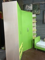 camera-con-armadio-ad-angolo-con-libreria-letto