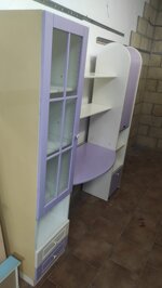 parete-attrezzata-cameretta-scrivania-libreria-e-mobile-serranda-lillapanna