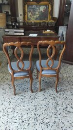 coppia-di-sedie-medaglione-in-legno-eleganza-classica-per-studio-o-sala