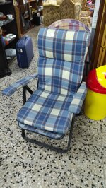 poltrona-sdraio-pieghevole-imbottita-con-fantasia-a-quadri-blu-relax-e-funzionalita