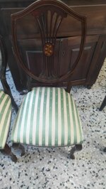 coppia-di-sedie-a-scudo-in-legno-intagliato-e-tessuto-a-righe-stile-classico-rivisitato