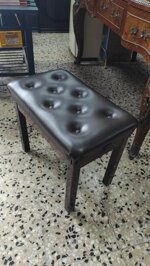 sgabello-classico-imbottito-con-lavorazione-capitonne