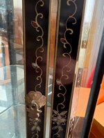 rara-vetrina-orientale-a-pagoda-in-lacca-nera-stile-cineseria-con-decori-in-rilievo-e-illuminazione-integrata