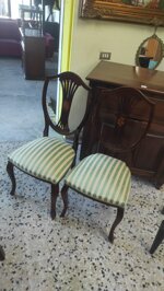 coppia-di-sedie-a-scudo-in-legno-intagliato-e-tessuto-a-righe-stile-classico-rivisitato