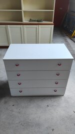 cassettiera-moderna-bianca-4-cassetti-maniglie-rosse-mobile-ufficio-cameretta