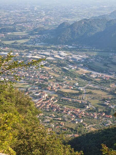 Sentiero degli Scalpellini (vista su Pove) Sentiero degli Scalpellini (vista su Pove)
