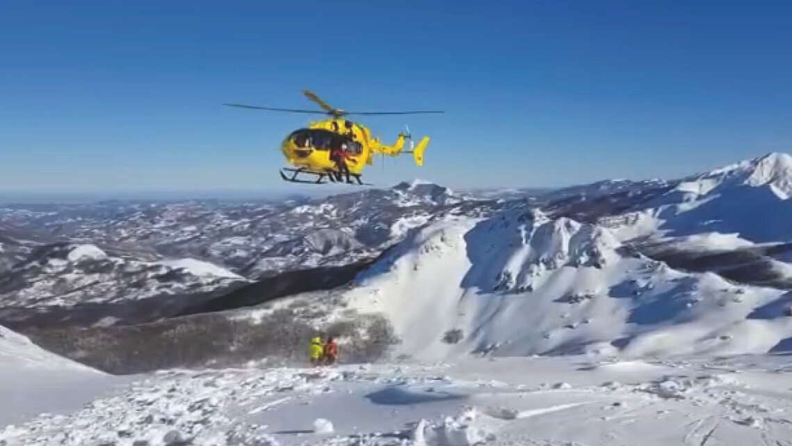 13 gennaio 2021. Monte Bragalata (Monchio delle Corti -Pr) Scialpinista infortunato ad una gamba, recuperato con l'elicottero.