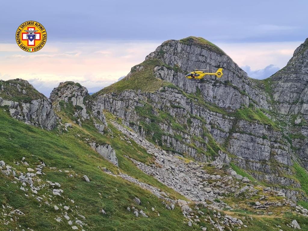 5 agosto 2023. Monte Altaretto (Appennino Modenese) - Comitiva di trekker tedeschi in difficolt&agrave; sul crinale a 1900 metri di quota, tra loro anche un bimbo di un anno e mezzo