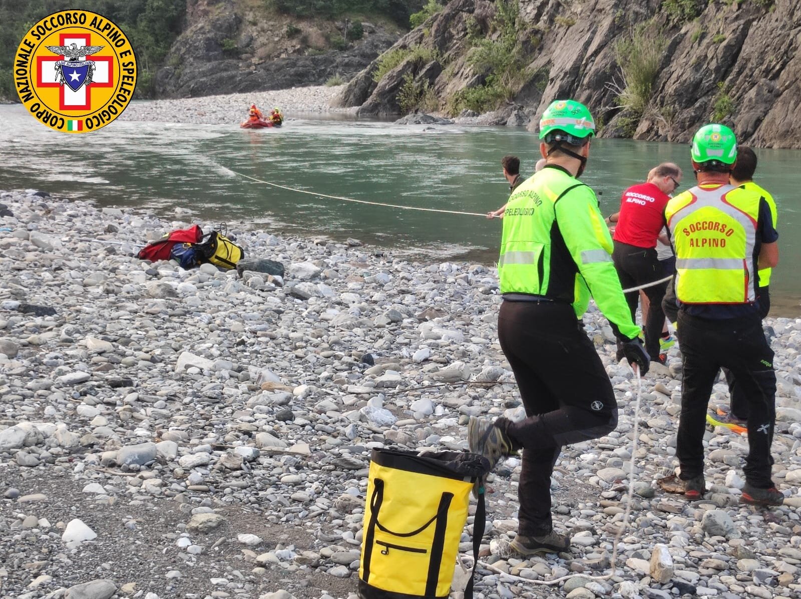 28 giugno 2024. Ponte Barberino (Coli - PC). Soccorsi bagnanti in difficolt&agrave; su un isolotto nel fiume Trebbia.