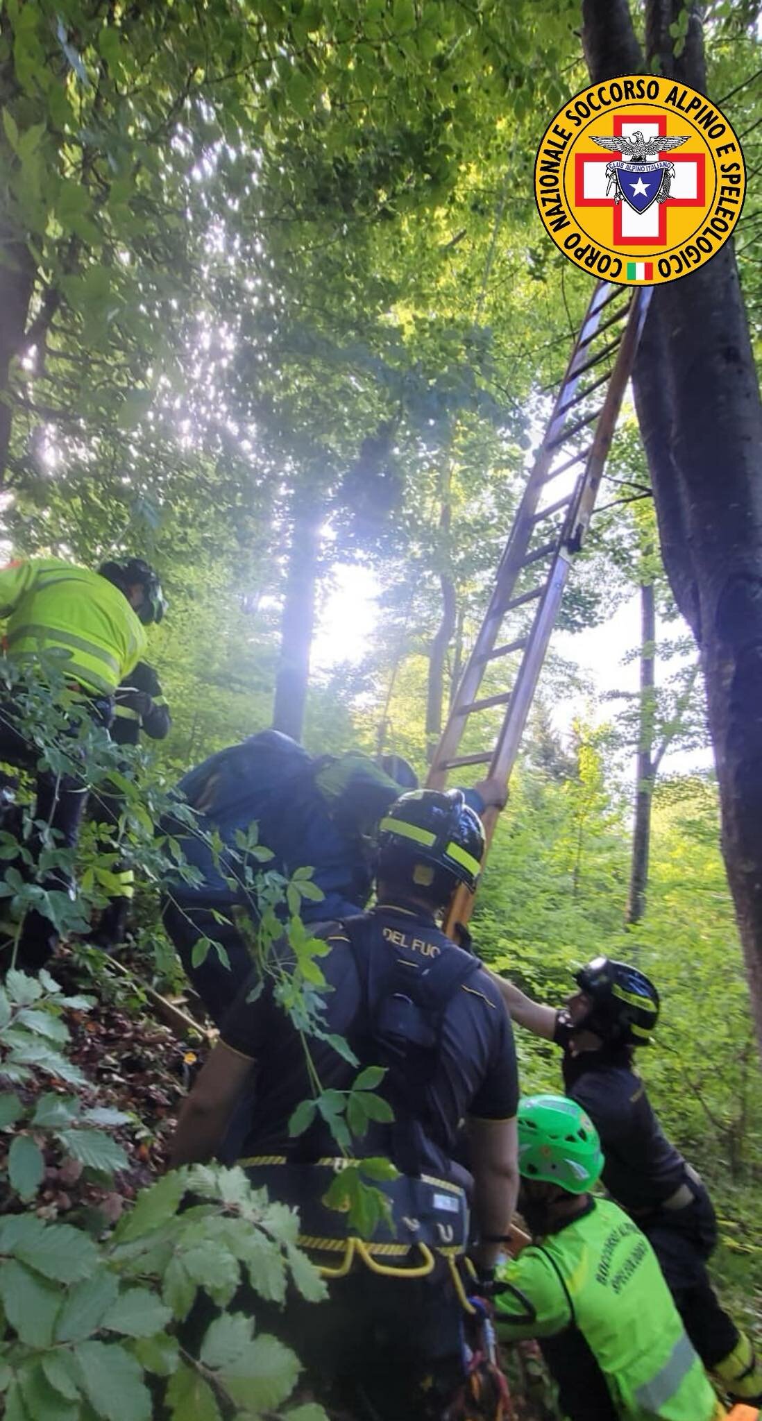 21 maggio 2026. Tizzano (PR). Soccorso uomo sospeso con il deltaplano tra gli alberi
