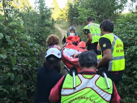 Loc. Monticelli (Quattro Castella &ndash; Re). Biker cade sul sentiero; raggiunta e soccorsa dai tecnici del SAER e dai militi della Croce Rossa Italiana.