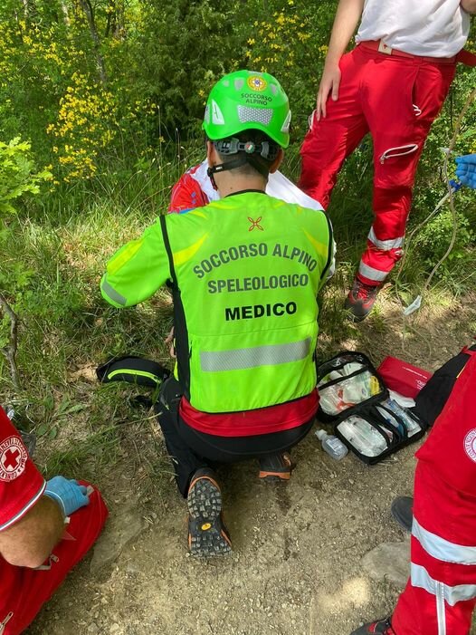 15 maggio 2022. Trinit&agrave; di Canossa (Re) - Biker caduto.
