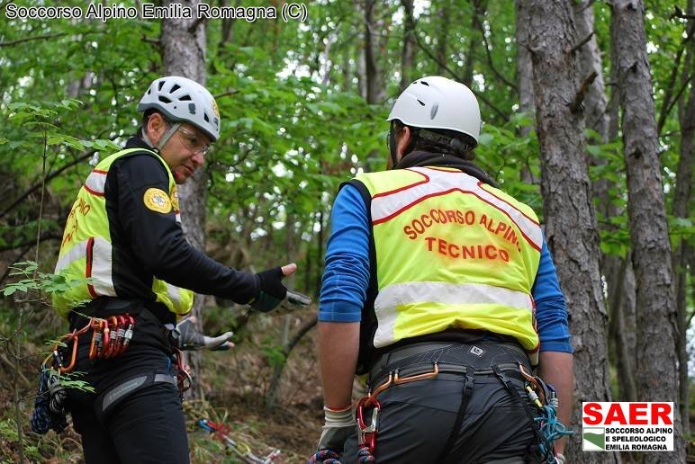 11 ottobre 2017 - Pievepelago (Modena) - i tecnici del Soccorso Alpino Emilia Romagna della stazione Monte Cimone sono intervenuti nei boschi di Tagliole di Pievepelago, per soccorrere una donna scivolata mentre cercava funghi.