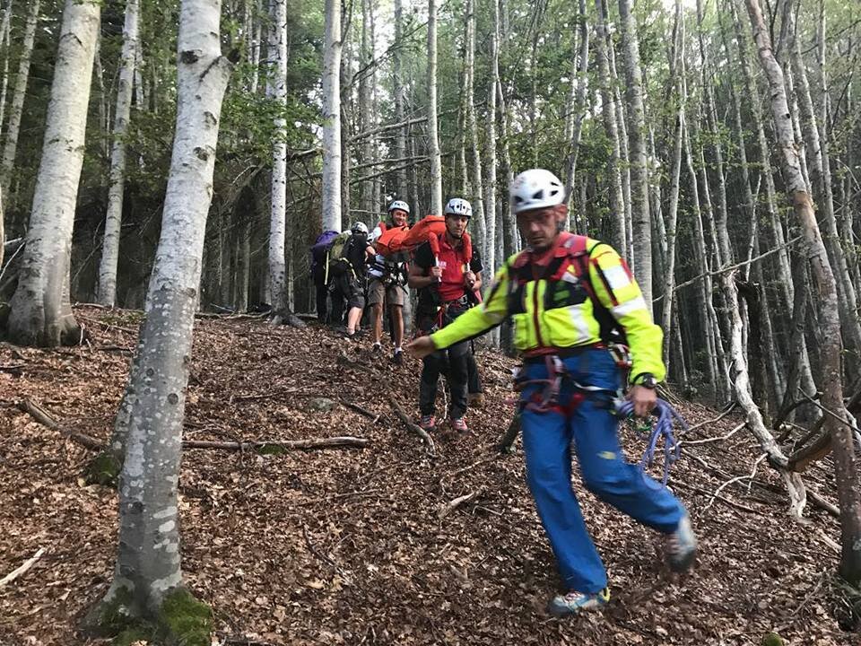 SENTIERO DELLE CARBONAIE (Lagdei,Corniglio-PR). Donna si infortuna alla caviglia. Raggiunta e riportata a valle dal CNSAS.