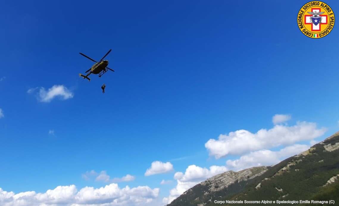 27 agosto 2020. LAgo Santo (MO). Cade e si procura un trauma alla gamba durante escursione.